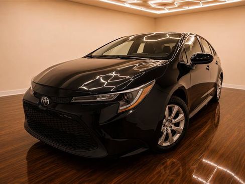 Used 2021 Toyota Corolla LE FWD image 2
