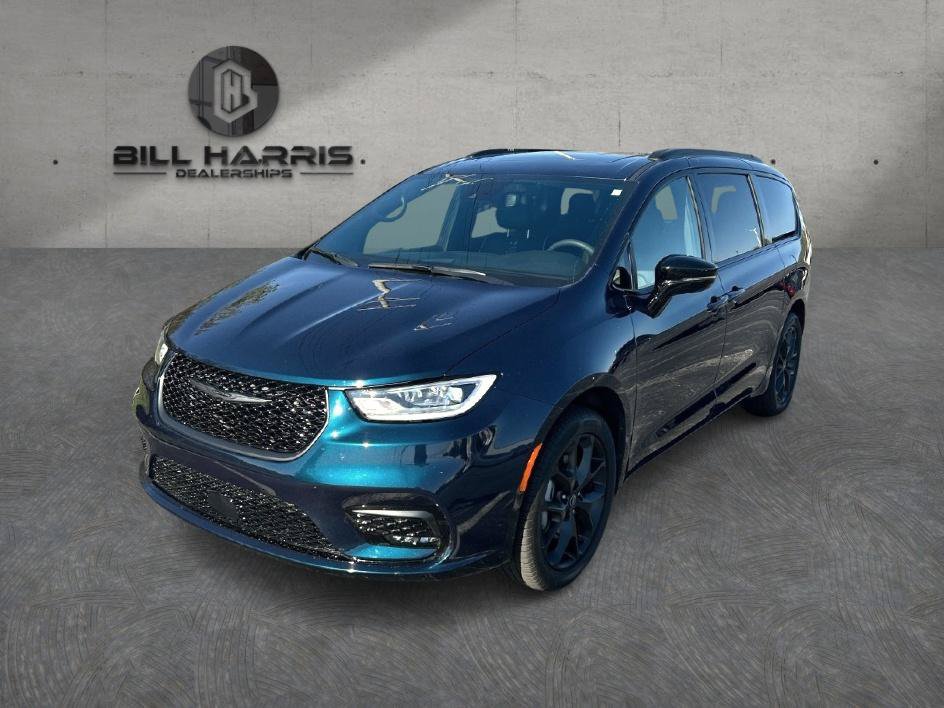 Used 2025 Chrysler Pacifica Limited AWD/4WD image 1