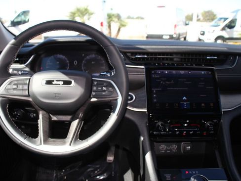 Used 2023 Jeep Grand Cherokee Limited AWD/4WD image 17