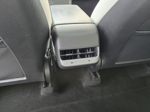 Used 2021 Tesla Model Y Long Range image 37