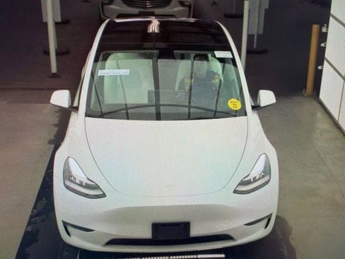 Used 2021 Tesla Model Y Long Range AWD/4WD image 10