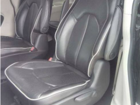 Used 2023 Chrysler Pacifica Limited FWD image 2