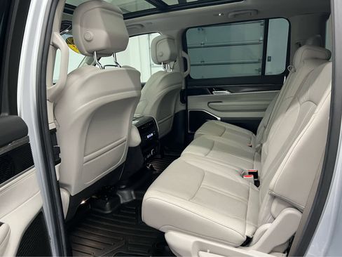 Used 2022 Jeep Wagoneer Series II w/ Premium Group I image 32