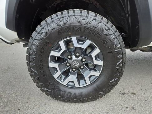 Used 2022 Toyota Tacoma TRD Off-Road AWD/4WD image 9