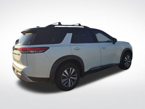 Used 2024 Nissan Pathfinder SL FWD image 3