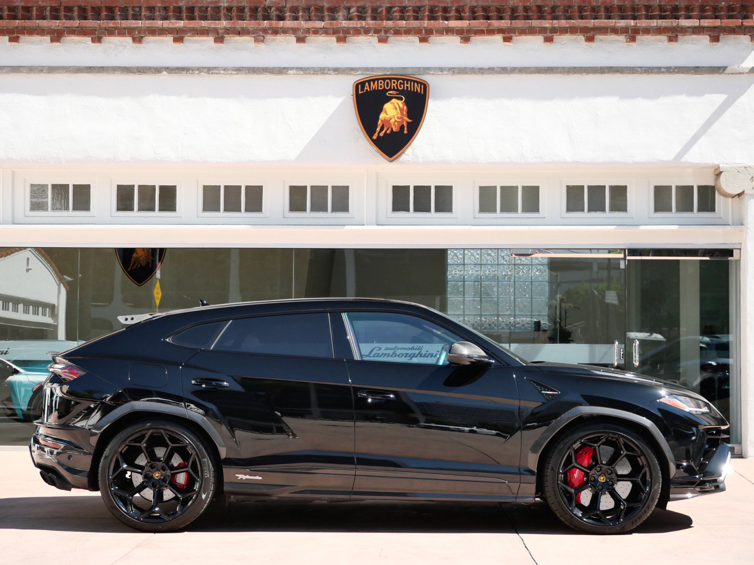 Used 2024 Lamborghini Urus Performante AWD/4WD image 2