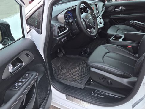 Used 2025 Chrysler Pacifica Select image 16