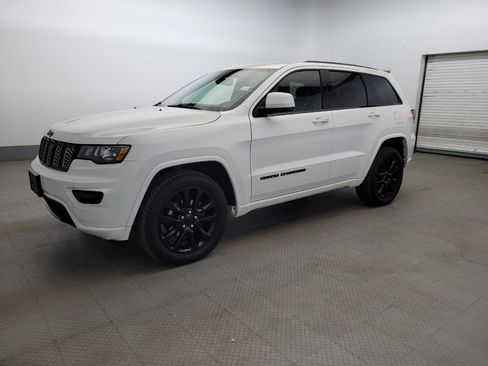 Used 2017 Jeep Grand Cherokee Altitude AWD/4WD image 2