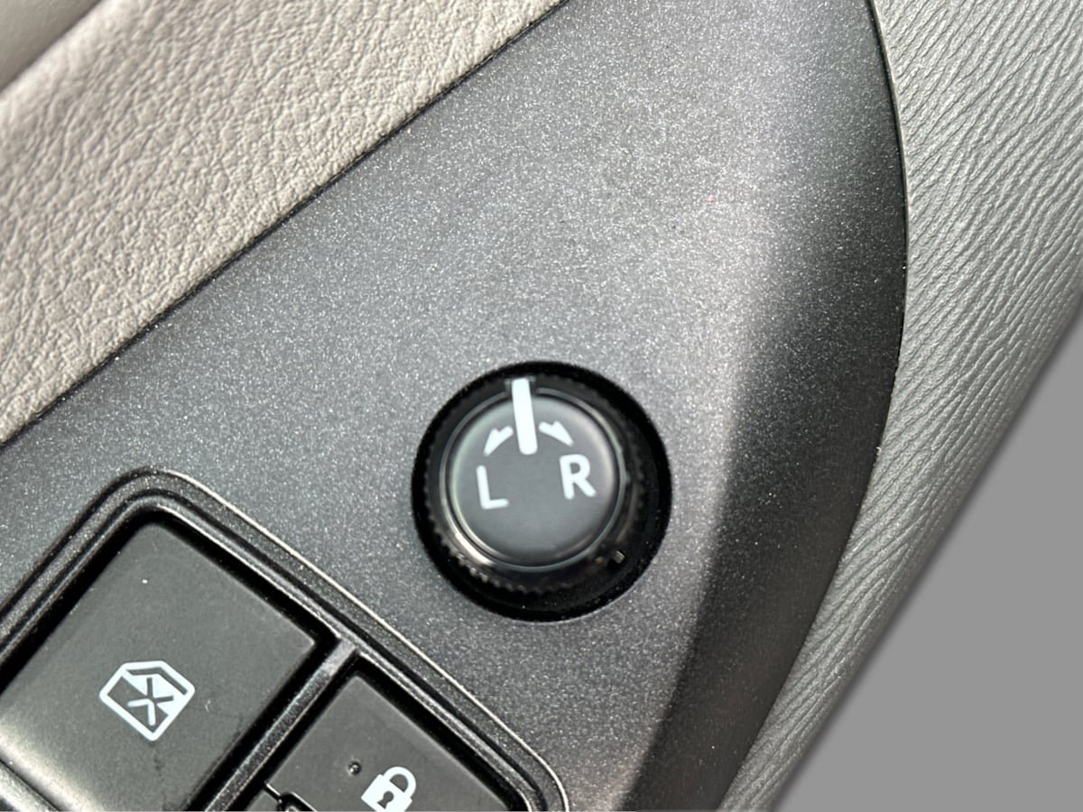 Used 2020 Toyota Sienna LE w/ LE Preferred Package FWD image 43