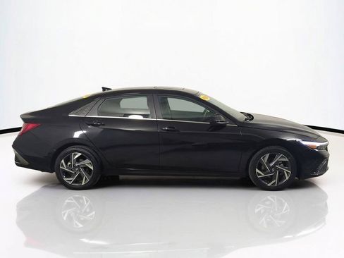Used 2025 Hyundai Elantra SEL FWD image 4