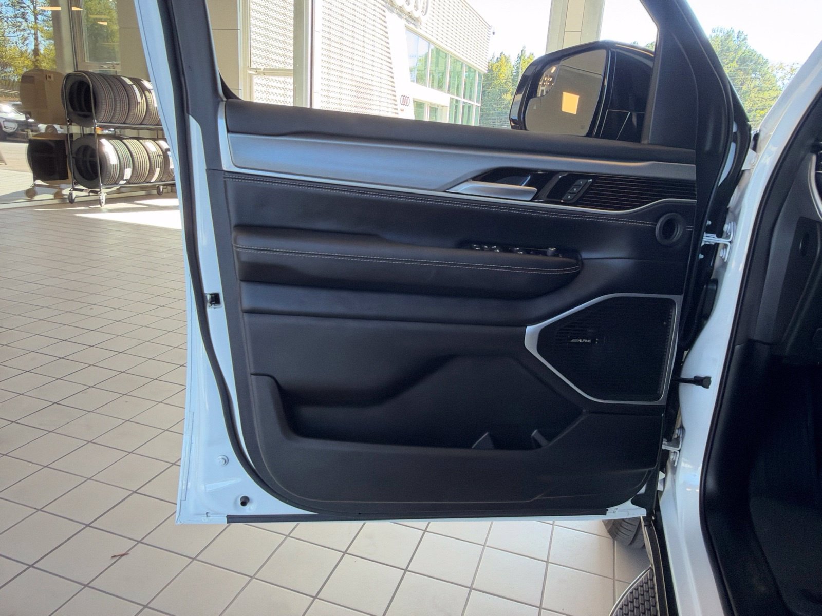 Used 2026 Jeep Grand Wagoneer L Limited w/ 8-Passenger Seating Package AWD/4WD image 28