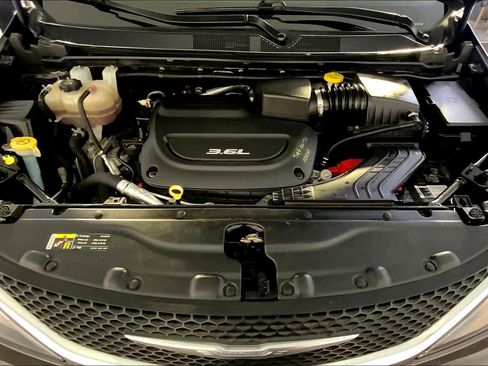 Used 2017 Chrysler Pacifica Touring image 29