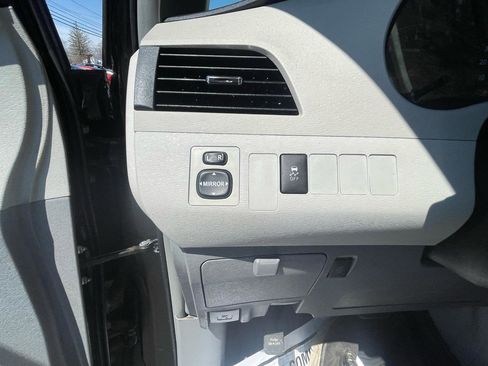 Used 2014 Toyota Sienna LE image 21