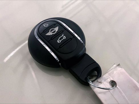 Used 2016 MINI Cooper 4-Door Hardtop image 9