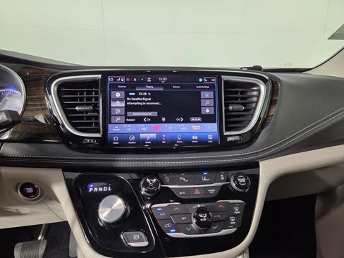 Certified 2024 Chrysler Pacifica Limited image 18