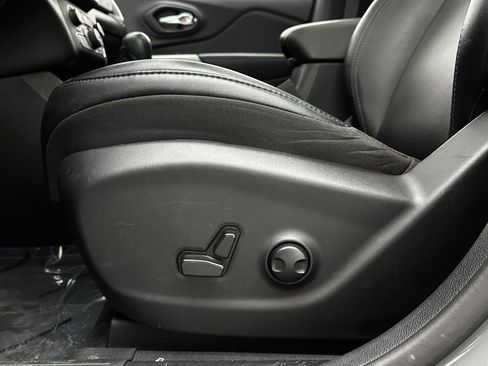 Used 2022 Jeep Cherokee Latitude Lux w/ Sun & Sound Group image 12