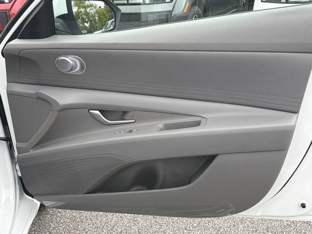 New 2026 Hyundai Elantra Hybrid FWD image 16