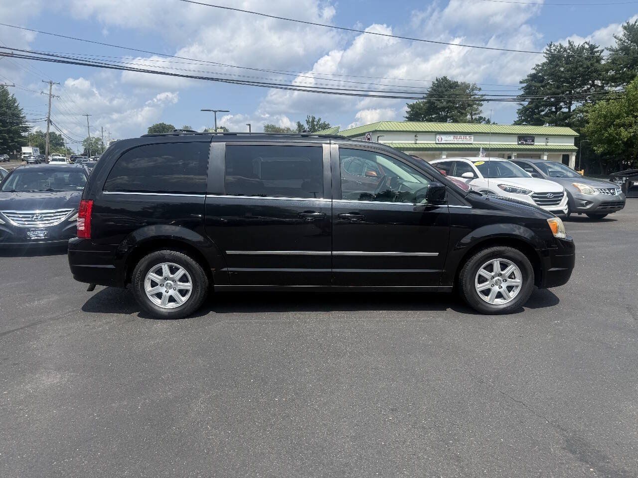 Used 2010 Chrysler Town & Country Touring Plus FWD image 12