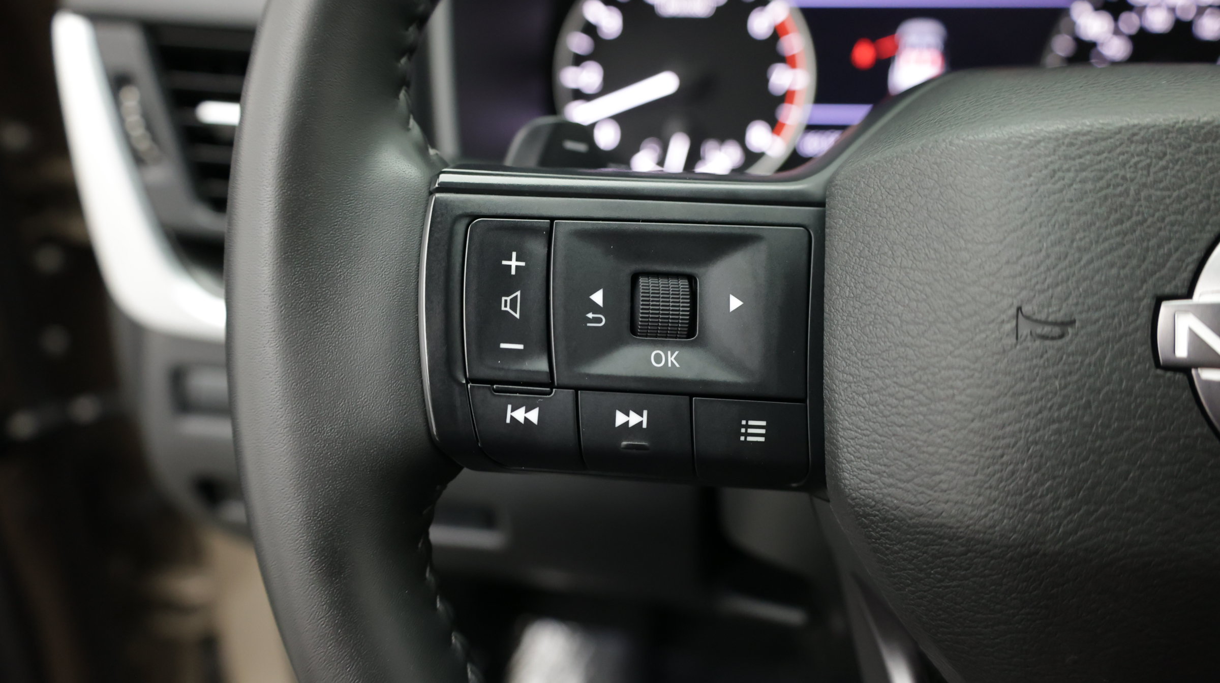 Used 2025 Nissan Rogue SV FWD image 24