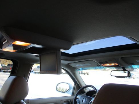 Used 2010 Cadillac Escalade ESV Premium image 38