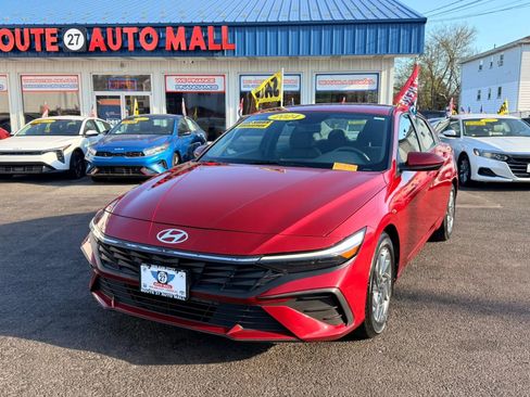 Used 2024 Hyundai Elantra SEL image 1