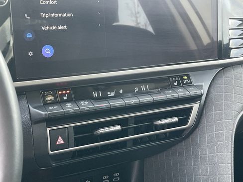 Used 2025 Toyota Camry XLE image 17