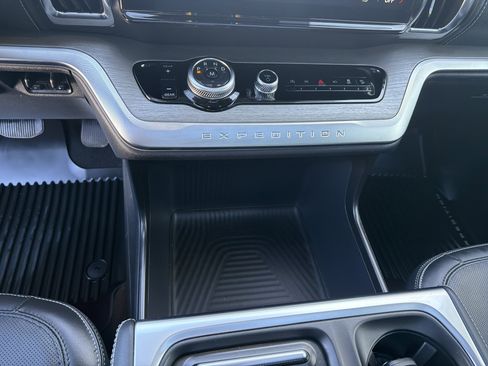 Certified 2025 Ford Expedition Platinum image 52