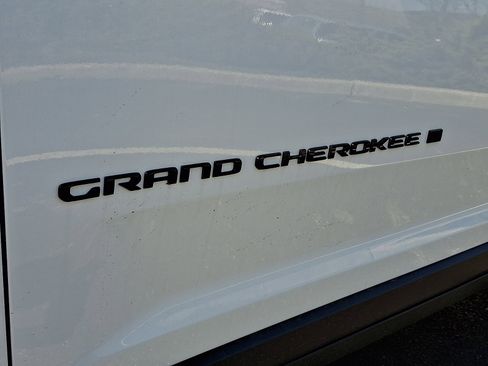 New 2026 Jeep Grand Cherokee Altitude image 19