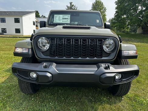 Used 2025 Jeep Gladiator Sport image 8