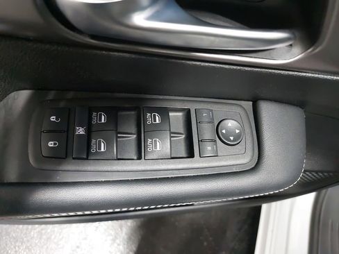 Used 2025 Chrysler Pacifica Select image 30