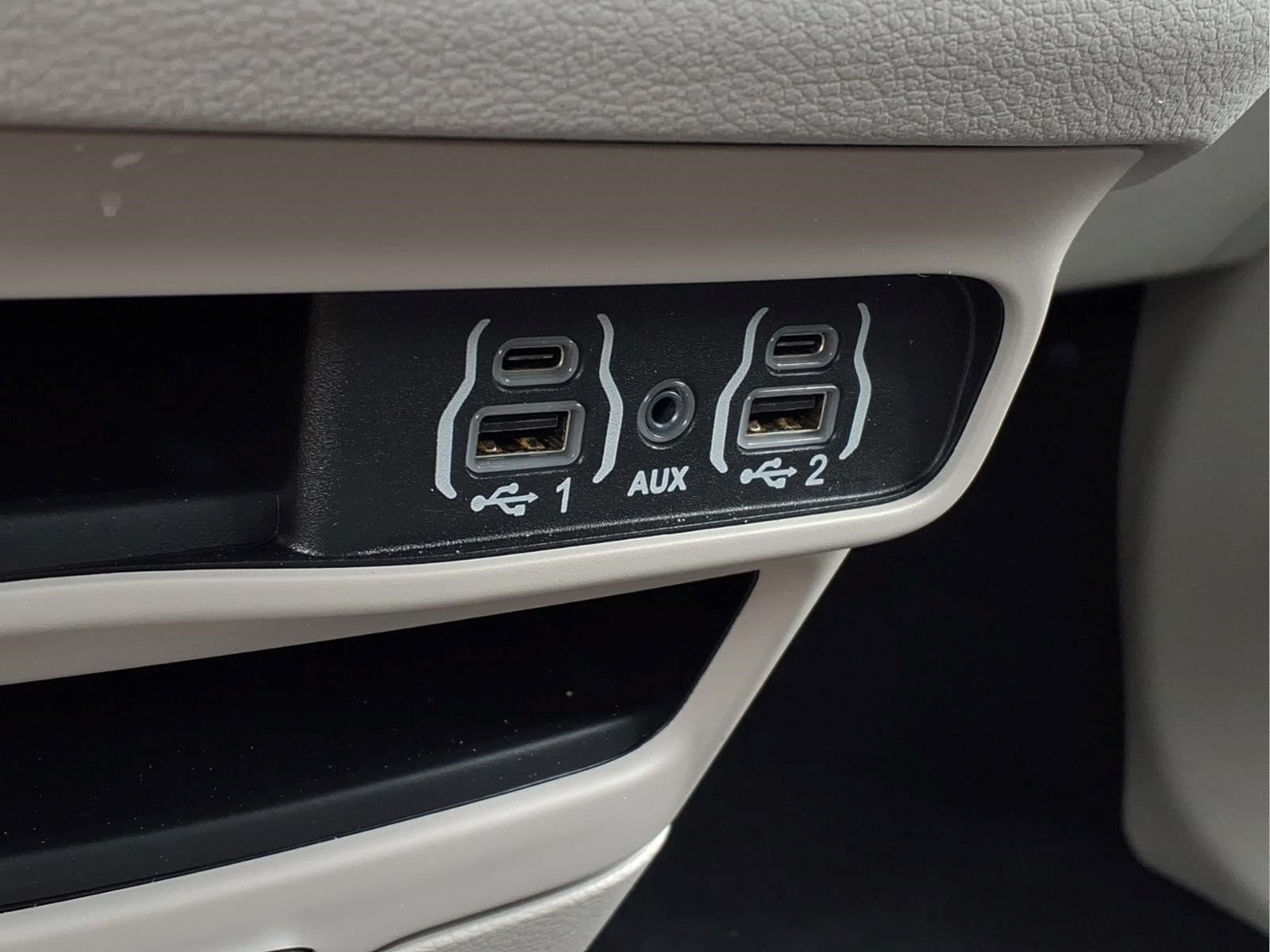 Used 2024 Chrysler Pacifica Touring-L FWD image 17