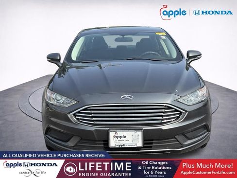 Used 2017 Ford Fusion SE FWD image 2