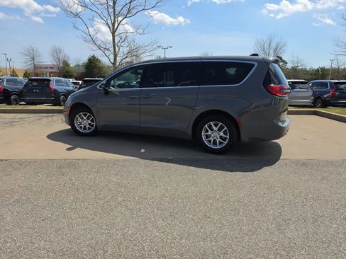 Used 2025 Chrysler Pacifica Select FWD image 4
