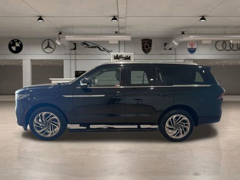 Used 2025 Lincoln Navigator Reserve image 2