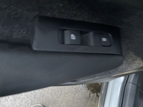 Used 2025 Volvo XC40 B5 Plus image 29