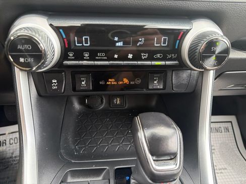 Used 2025 Toyota RAV4 SE AWD/4WD image 29