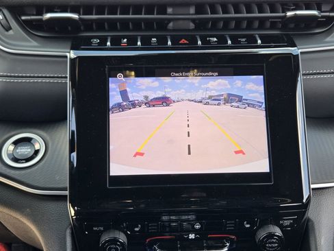 New 2025 Jeep Grand Cherokee Altitude image 15