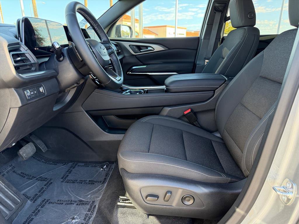 Used 2026 Chevrolet Traverse LT w/ Midnight/Sport Edition FWD image 6