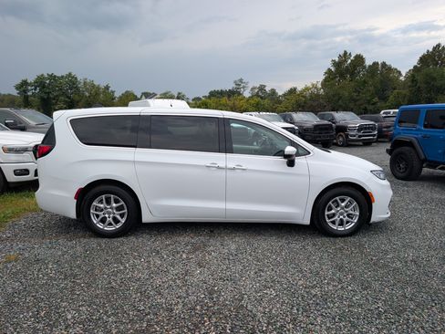 Used 2023 Chrysler Pacifica Touring-L FWD image 6