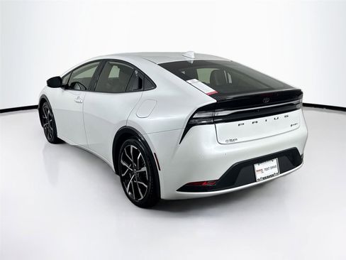 Used 2025 Toyota Prius Plug-In Hybrid image 12