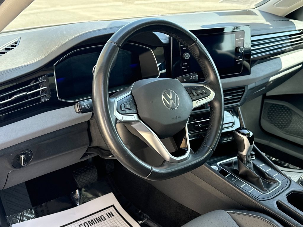 Used 2025 Volkswagen Jetta SE FWD image 9
