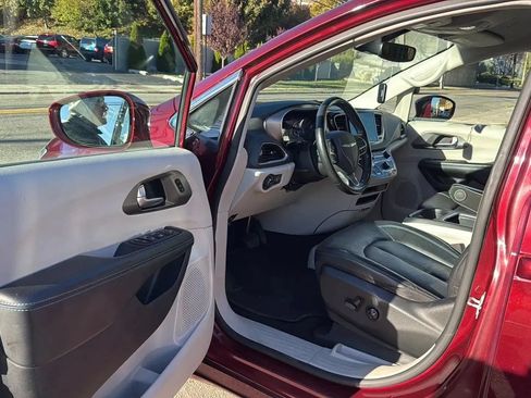Used 2021 Chrysler Pacifica Touring-L FWD image 23