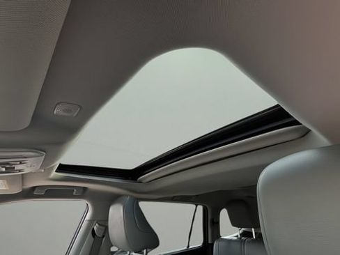 Used 2023 Toyota Highlander XLE FWD image 19