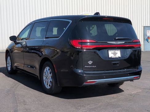 Used 2025 Chrysler Pacifica Select FWD image 5