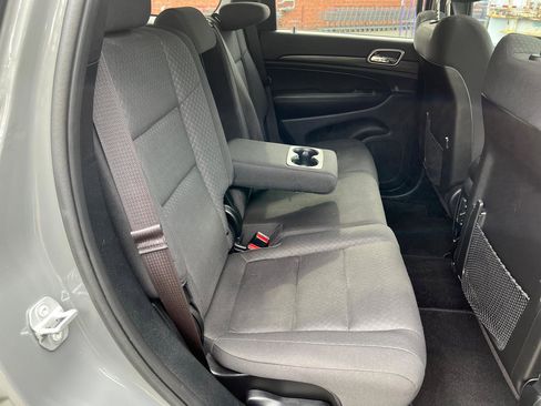 Used 2019 Jeep Grand Cherokee Laredo AWD/4WD image 13