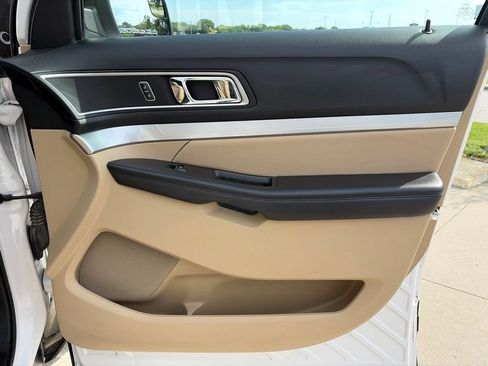 Used 2017 Ford Explorer XLT w/ Equipment Group 202A AWD/4WD image 24