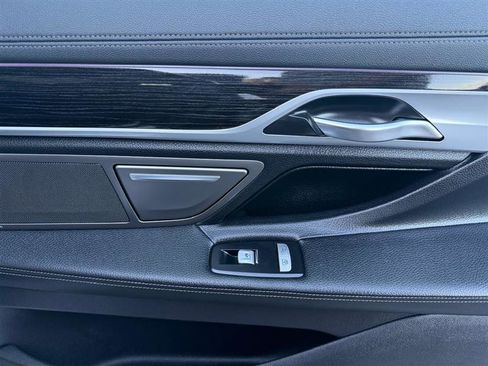 Used 2018 BMW 750i xDrive AWD/4WD image 26