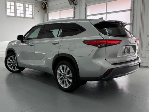 Used 2021 Toyota Highlander Limited AWD/4WD image 3