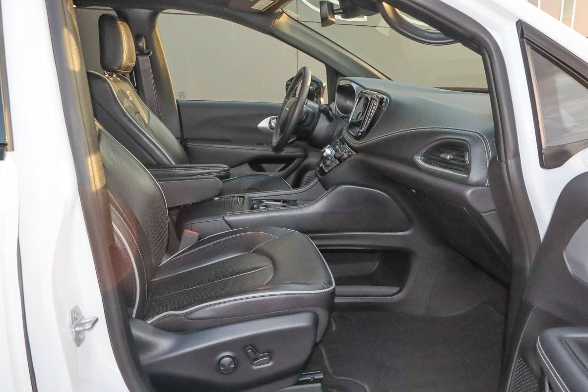 Used 2025 Chrysler Pacifica Limited FWD image 28