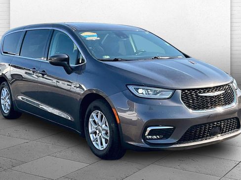 Used 2023 Chrysler Pacifica Touring-L FWD image 1